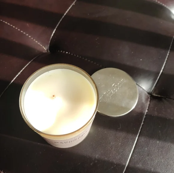 White Barn Mahogany Vanilla Scent Candle - Cream with Silver Lid - Picture 5 of 5